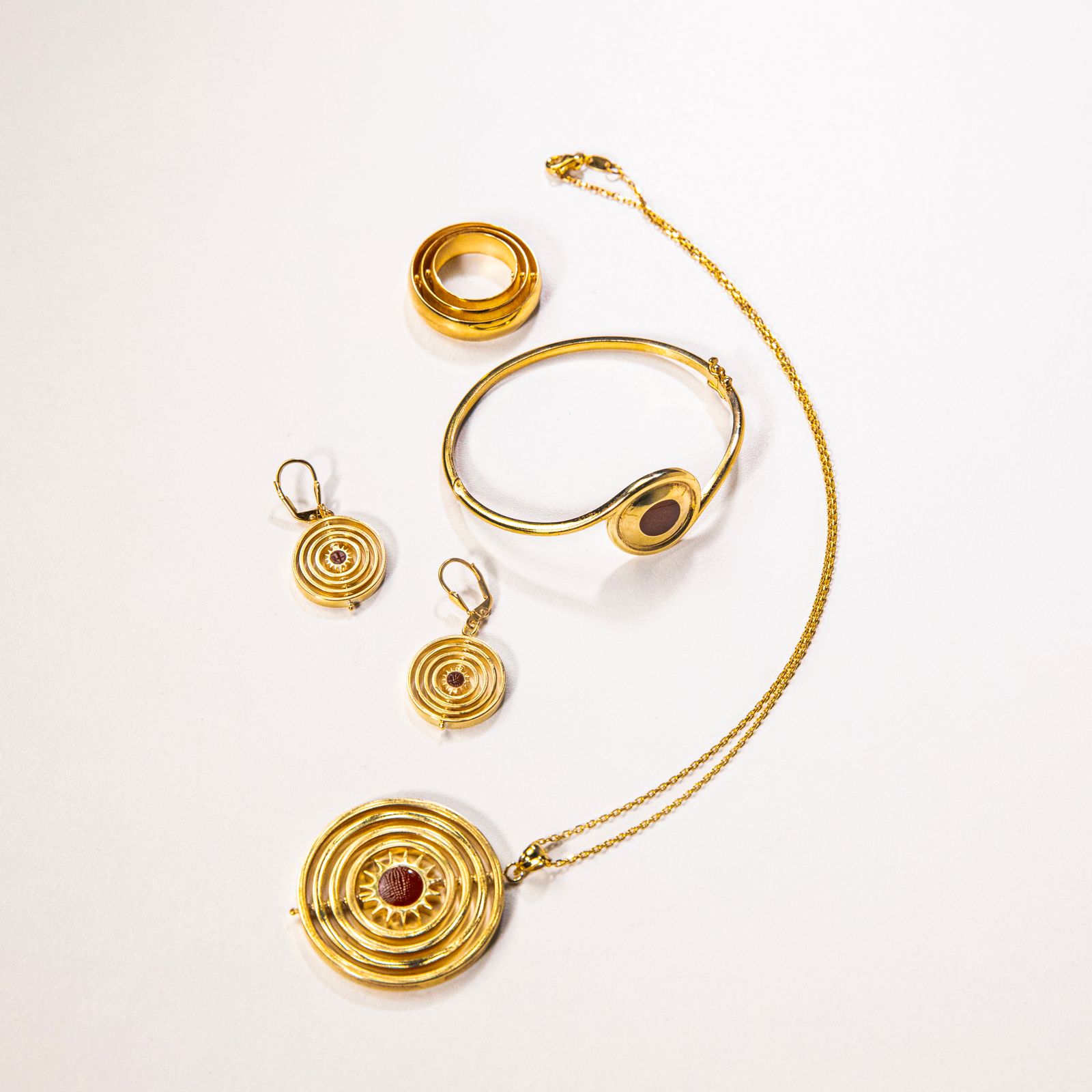 9ct yellow gold concentric jewellery set photographed for wholesale